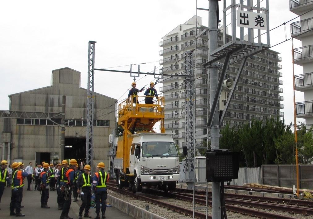 架線作業車による最終点検.jpg