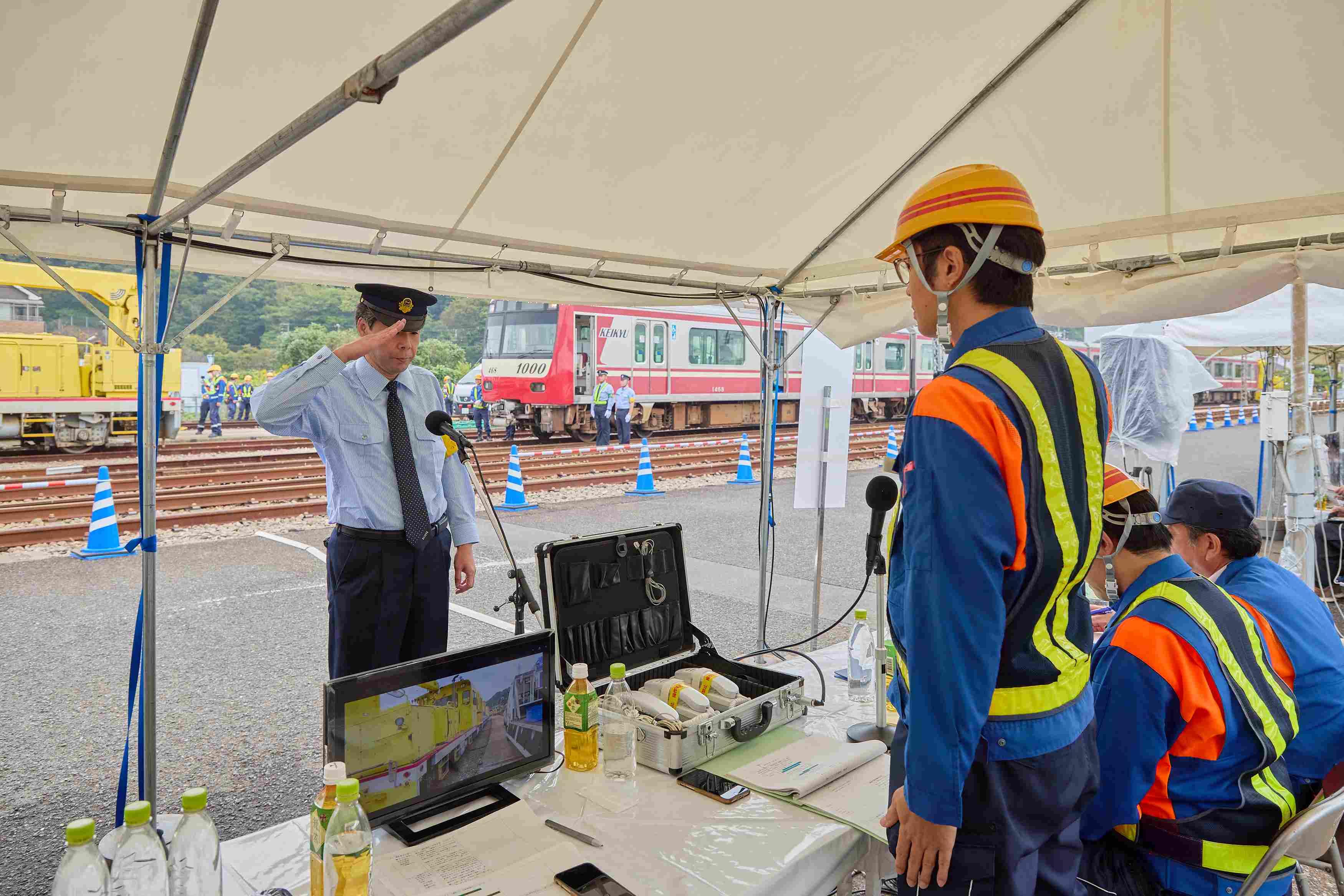 ⑪現地指揮所の総括責任者への報告.jpg