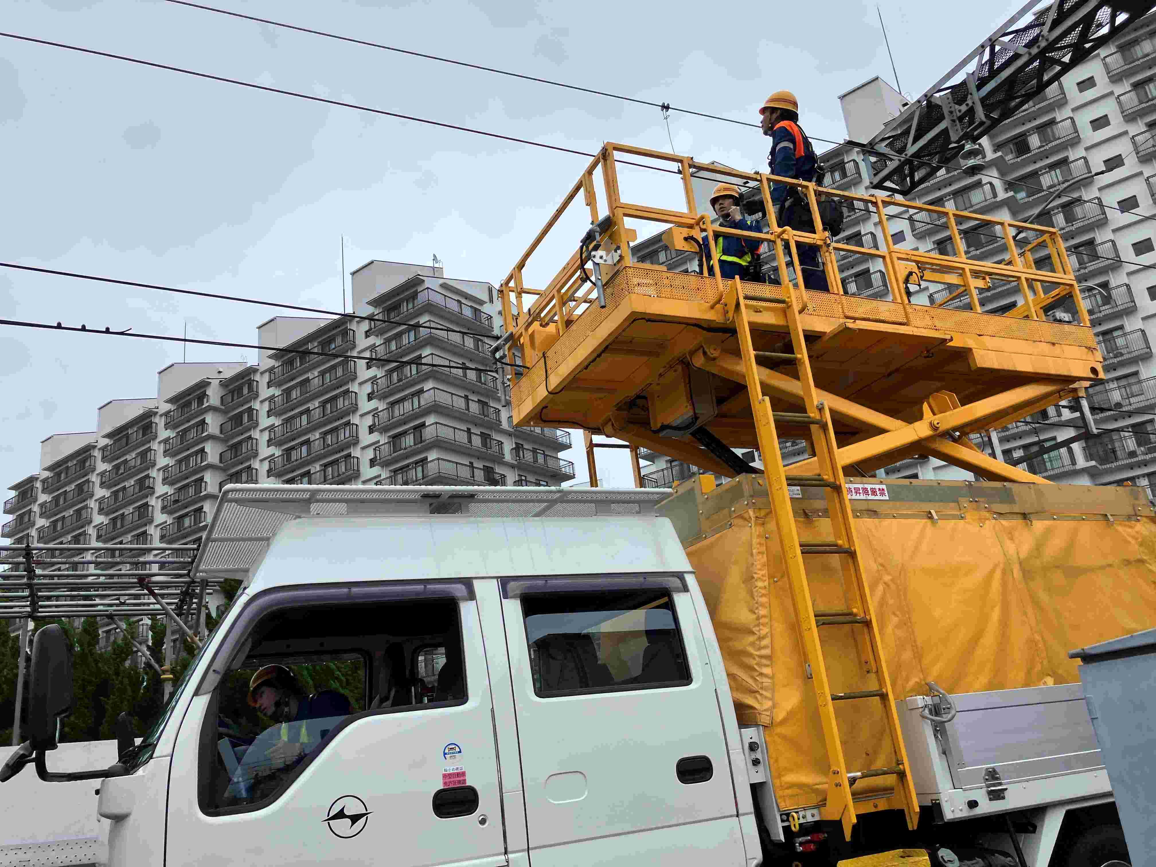 6.架線作業車による最終点検.jpg