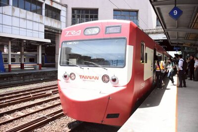 「ビビビビ！ 台湾号」ラッピング列車外観